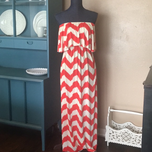 Dresses & Skirts - 🌷 Coral & White Chevron Dress